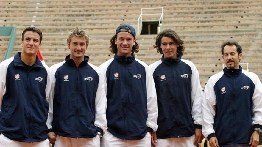 Imagen del equipo español, con Rafel Nadal y Carlos Moyá, que en 2004 se enfrentó a Holanda en la plaza de toros de Palma