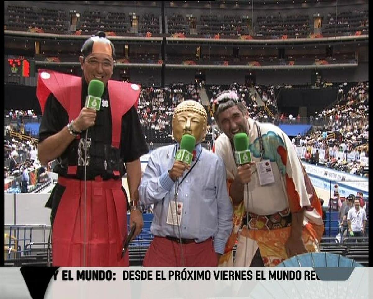 De la Cruz e Iturriaga, exjugadores y comentaristas de La SEXTA, cumplen la promesa de disfrazarse si España llegaba a la final del Mundial de baloncesto de Japón en 2006 y posan con Andrés Montes, el comentarista.