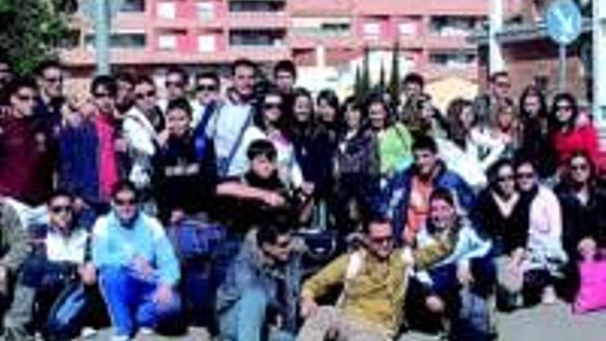 34 alumnos del instituto Arroyo Harnina viajan a Sierra Nevada para celebrar la Semana Blanca