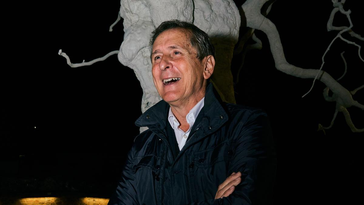 Emilio Tuñón, junto al singular árbol blanco del centro Helga de Alvear.