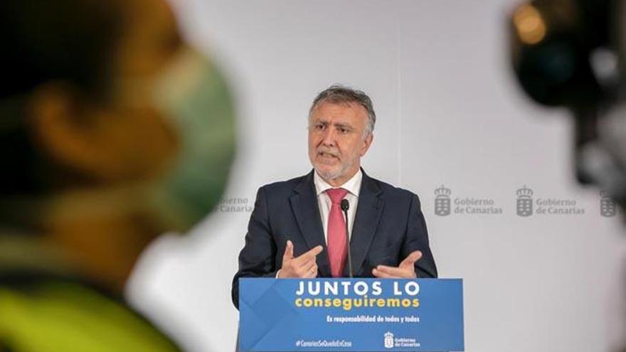 El presidente del Gobierno de Canarias, Ángel Víctor Torres, durante su comparecencia este domingo tras la reunión por videoconferencia entre los presidentes autonómicos y el jefe del Ejecutivo español, Pedro Sánchez.