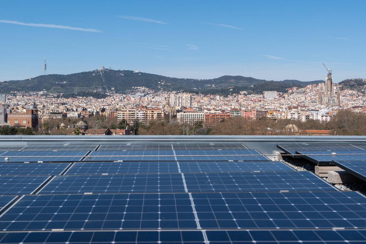 Vista de Collserola desde el Hospital del Mar, equipado con placas fotovoltaicas.