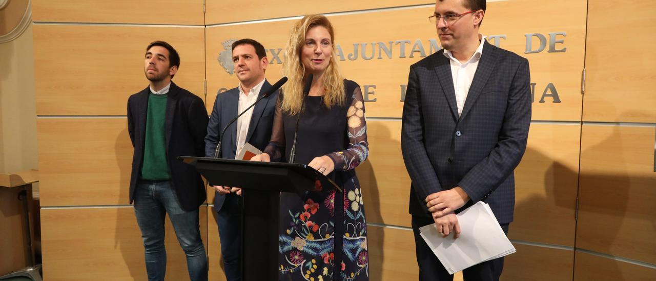 La alcaldesa de Casteló, Amparo Marco, junto al concejal de Hacienda, David Donate, y sus socios de gobierno, Ignasi Garcia y Fernando Navarro.