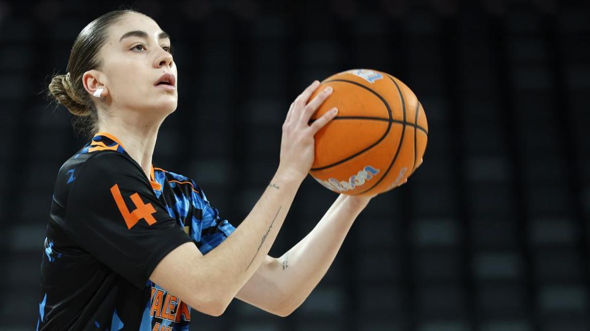 Paula Saravia, en un entrenamiento con el Valencia Basket en el Roig Arena.