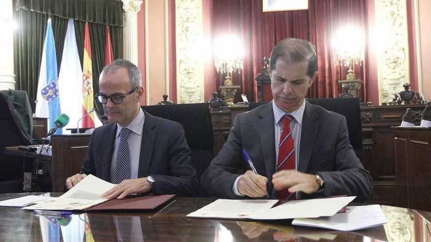 Jesús Vázquez y Francisco Marín, en la firma del convenio, en octubre de 2017. // Iñaki Osorio