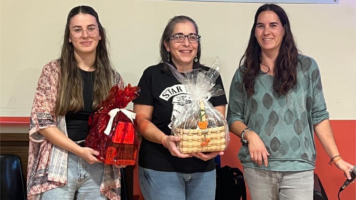 Por la izquierda, Raquel Sarille y Grethel Sánchez, ganadoras del concurso de recetas con calabaza, y Eva María Sánchez, miembro de la junta directiva de la Asociación de Vecinos de Santa Cruz.