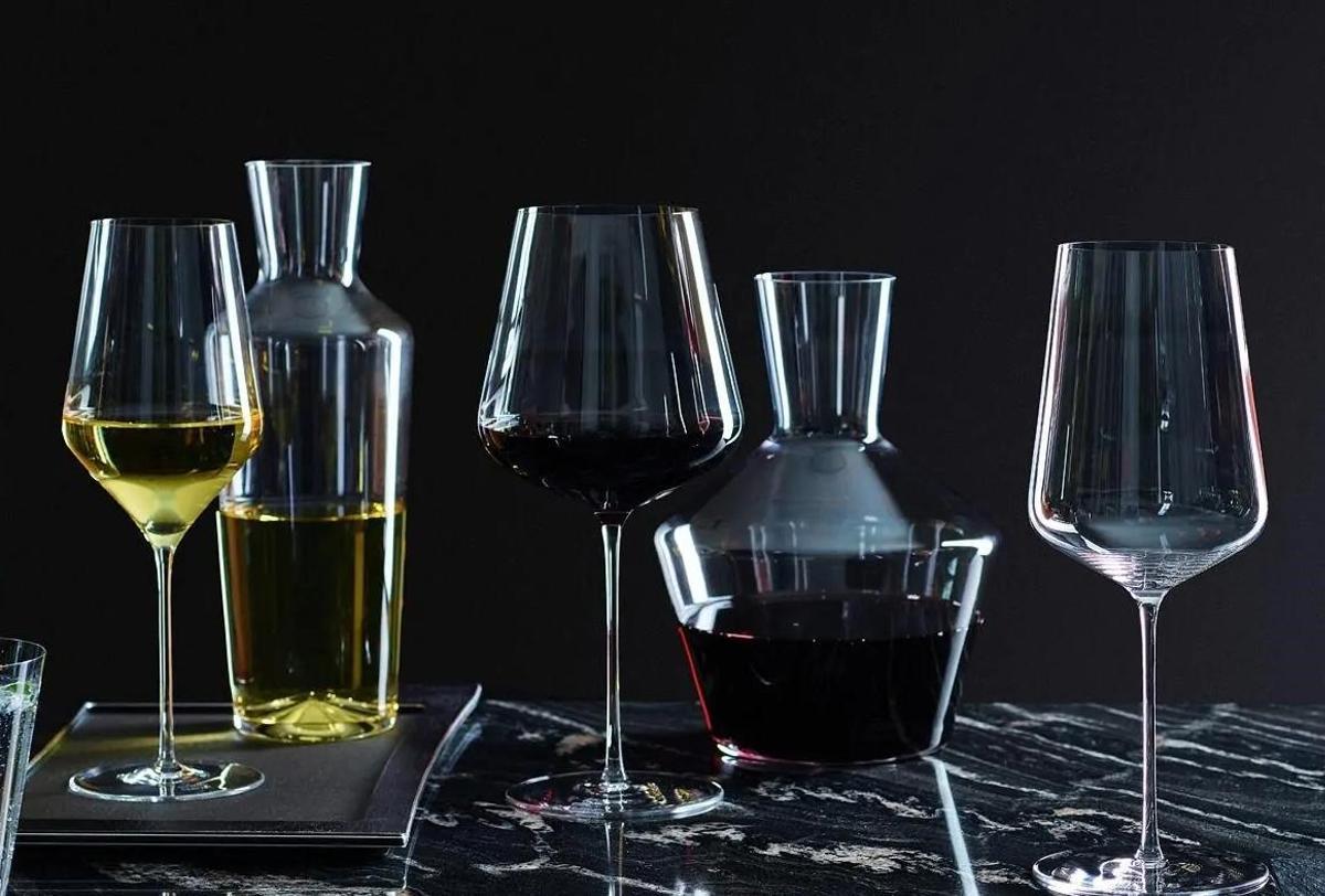 Colección de diferentes tipos de copas de vino.