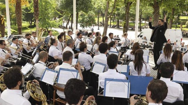 Un concierto de la Banda de Música «Ciudad de Oviedo» en el Bombé. |  Juan Plaza