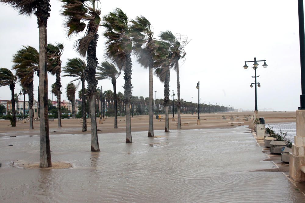 El temporal ''entierra'' en arena el paseo marítimo de València