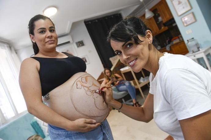 21-06-19 TELDE. SEDE LA LUNA DE NEPTUNO. LAS PALMAS DE GRAN CANARIA. Reportaje a una artista que pinta barrigas de embarazada. Fotos: Juan Castro.  | 21/06/2019 | Fotógrafo: Juan Carlos Castro