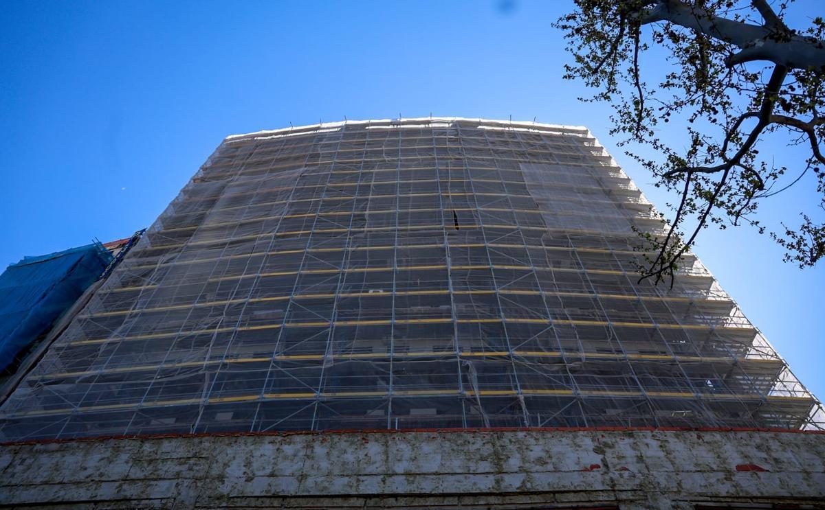 El edificio calcinado de Campanar este jueves