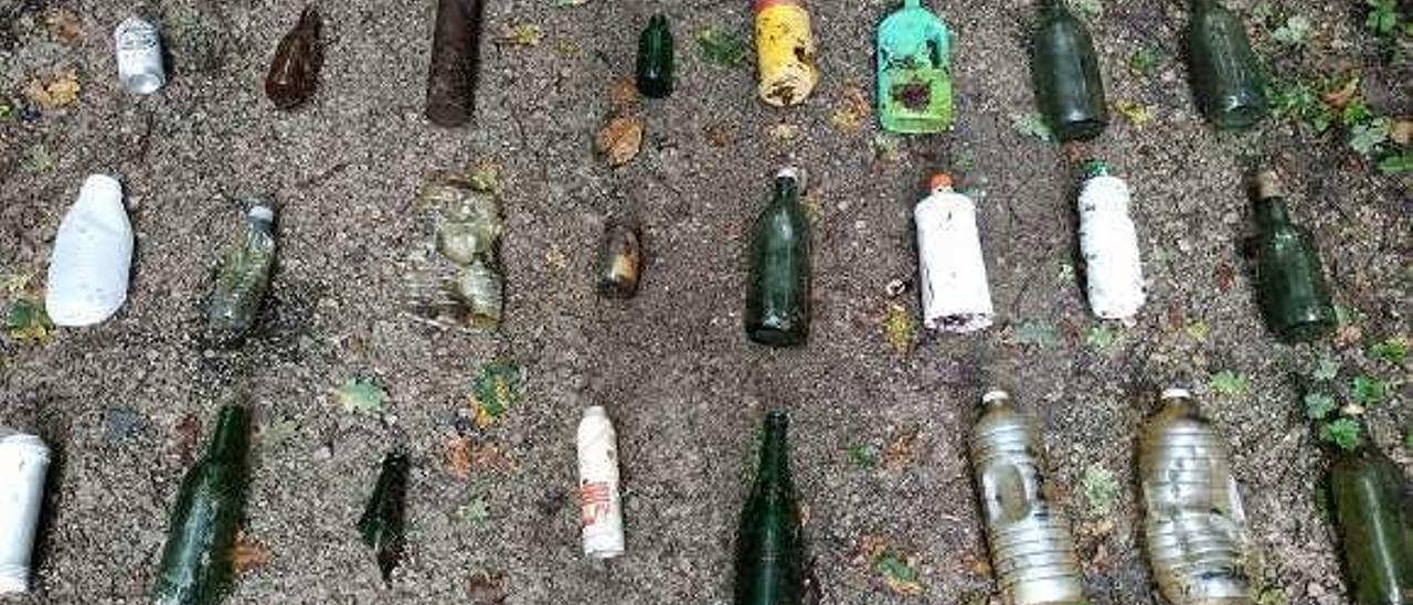 Botellas y recipientes extraídos de la Vía Verde del Plazaola. // FdV