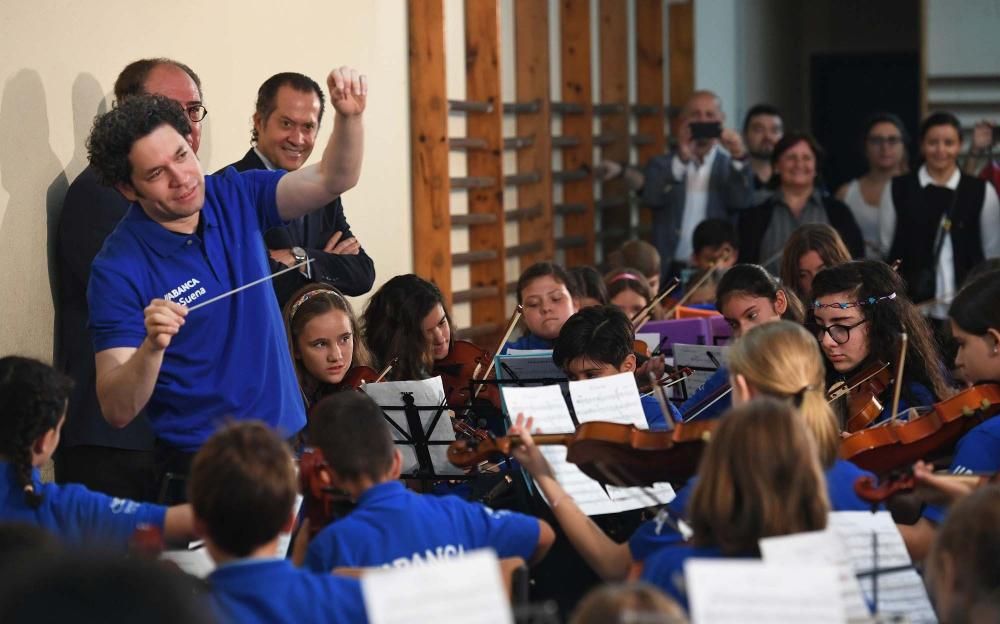 Gustavo Dudamel, con 200 niños músicos de A Coruña