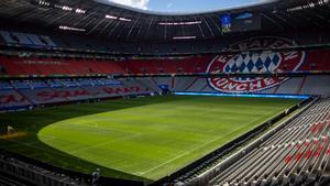 El interior del Allianz Arena, escenario de la inauguración, con el escudo del Bayern en uno de los fondos.