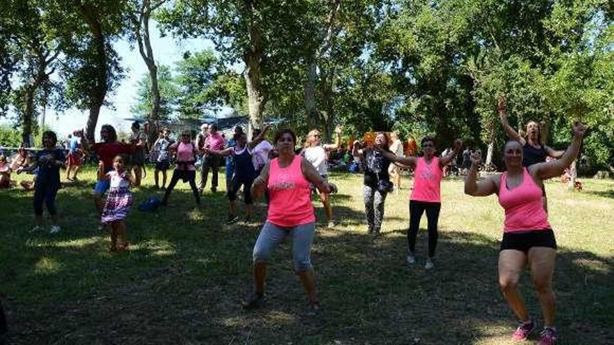 Un grupo de bailarinas animando la jornada a ritmo de zumba. // G.N.