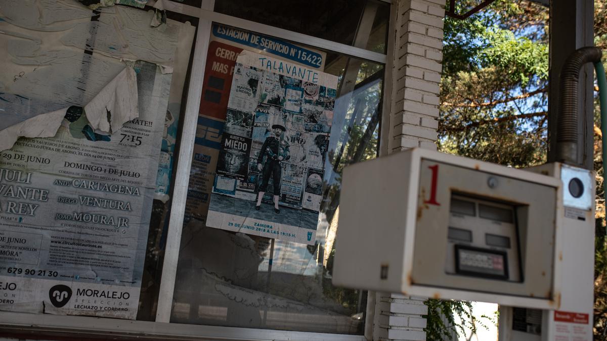 Carteles en una instalación vacía.