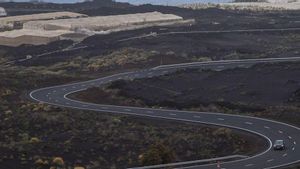 La primera carretera recuperada permet arribar a la costa afectada pel volcà de La Palma