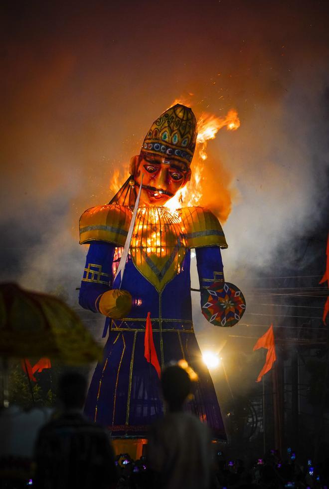 Efigie de Ravana ardiendo en el festival de Dussehra