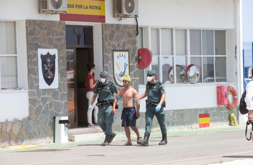 Interceptada otra patera a 50 millas de la costa de Alicante con 19 inmigrantes