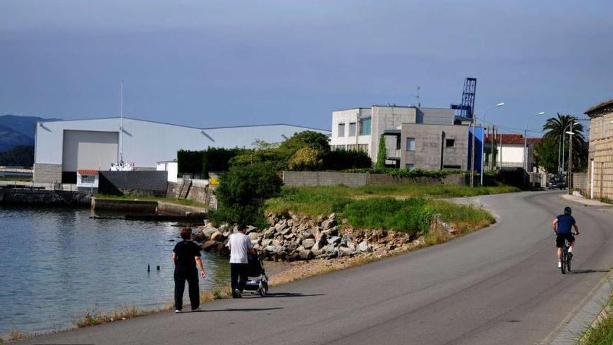 El vial de orillamar entre Vilagarcía y el Puerto de Vilaxoán. // Iñaki Abella