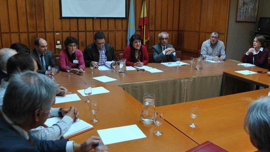 Amalia Franco, gerente del área I (de rojo) y Tácito Súarez, a su izquierda, junto a los representantes municipales.