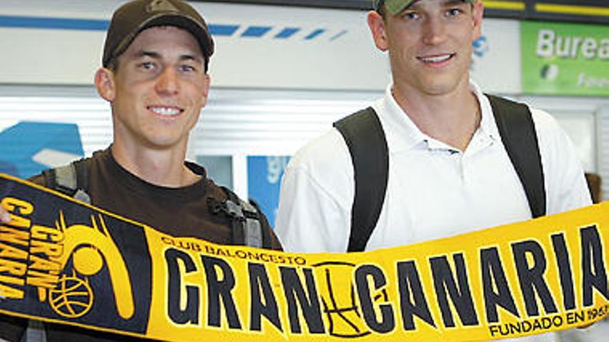 Jaycee Carroll (i), nuevo fichaje del Gran Canaria y Jim Moran.  LP/DLP