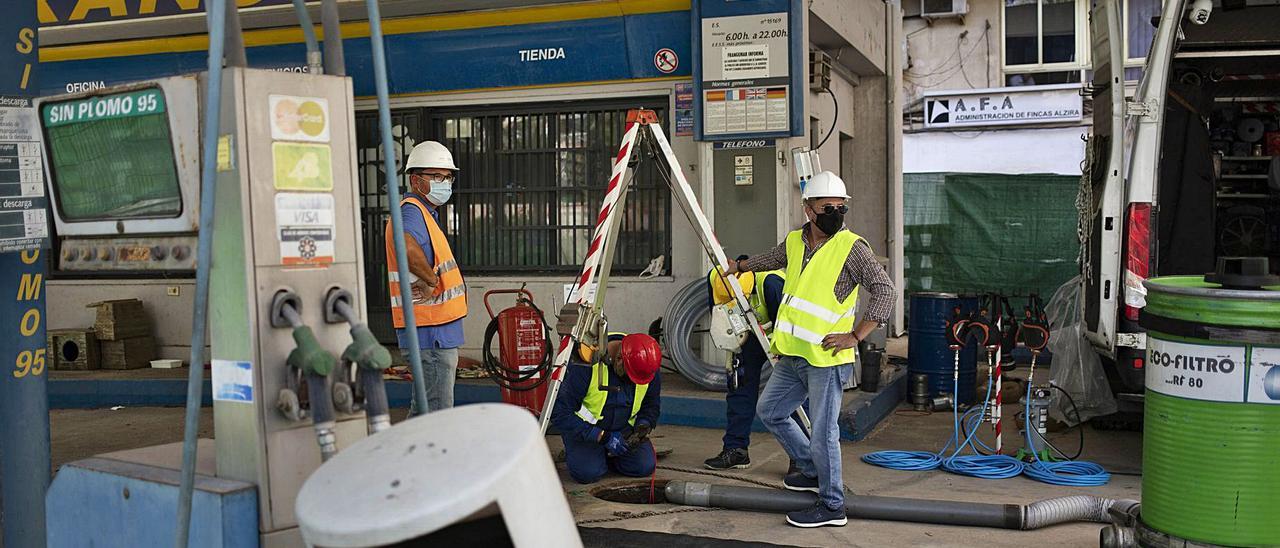 Arrancan los trabajos para desmantelar la gasolinera | NOMBRE FEQWIEOTÓGRAFO