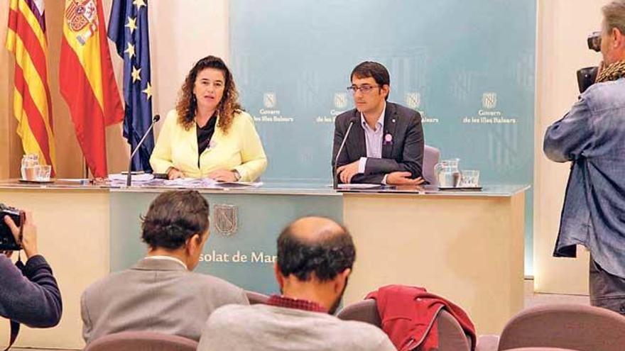 La portavoz del Govern, Pilar Costa, junto al conseller de Trabajo, Iago Negueruela.