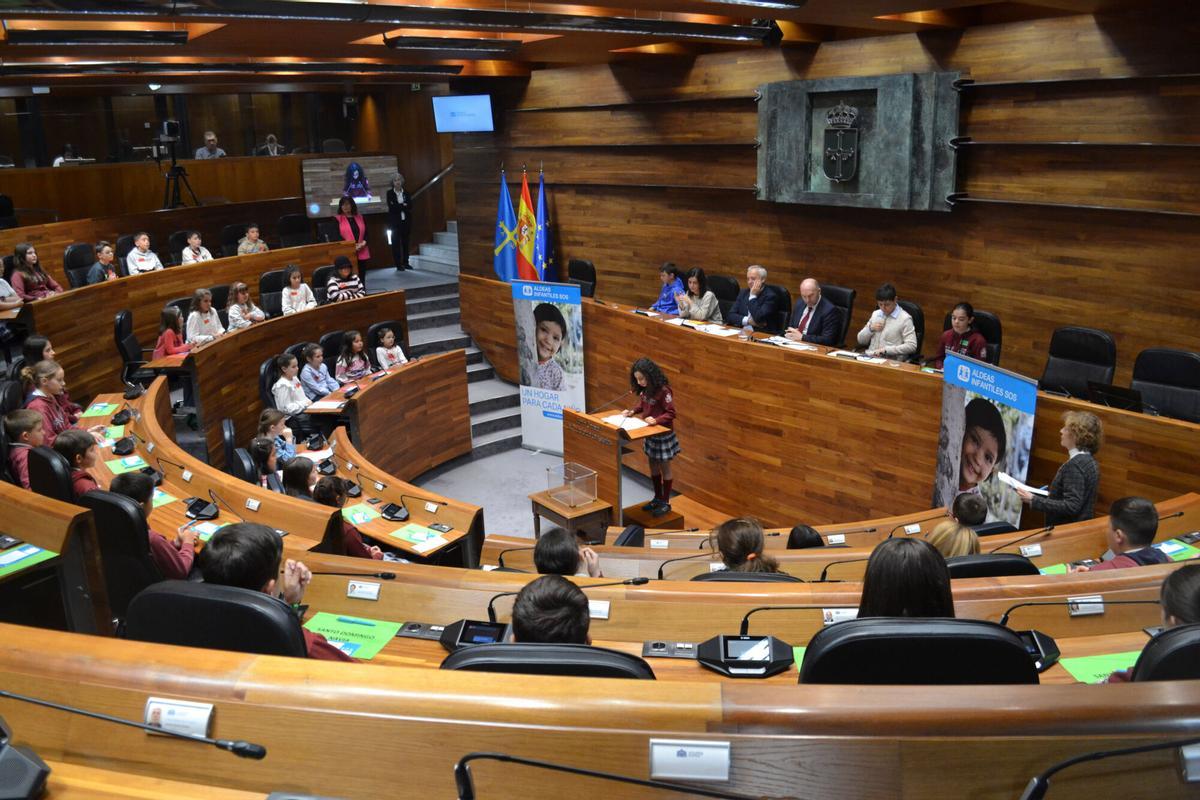 EN IMÁGENES: Sesenta alumnos asturianos se convierten en diputados por un día