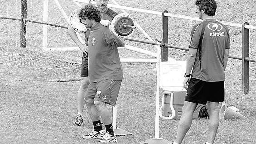 Rivera hace pesas en un entrenamiento, en presencia de Lorenzo del Pozo e Iñaki Tejada.