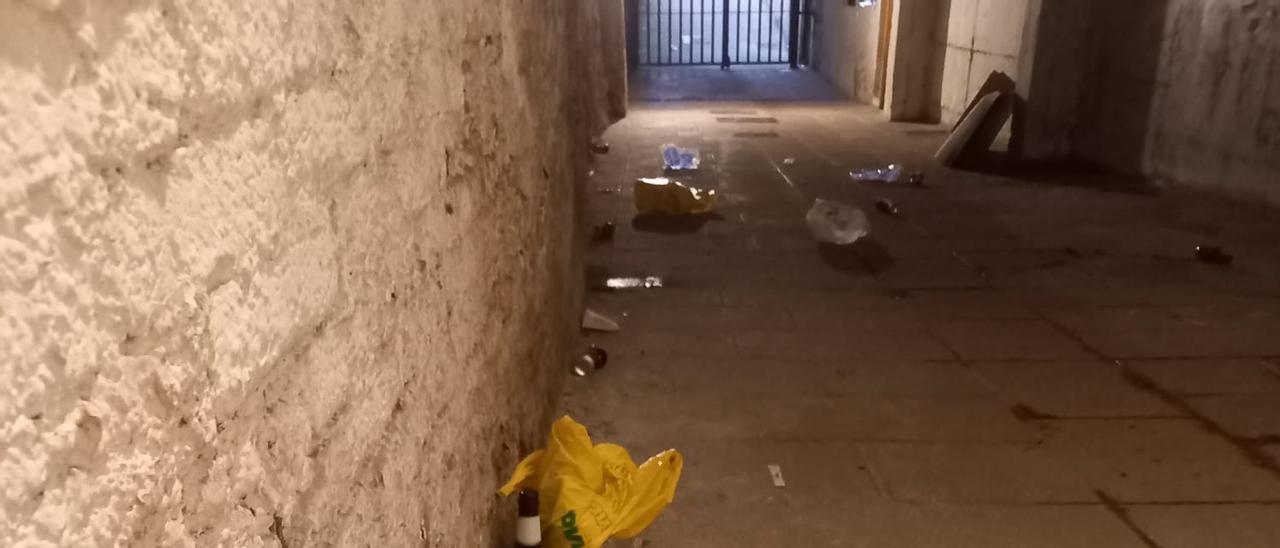 Quejas por suciedad en la Calleja de la Ciega de Oviedo tras la Noche Blanca