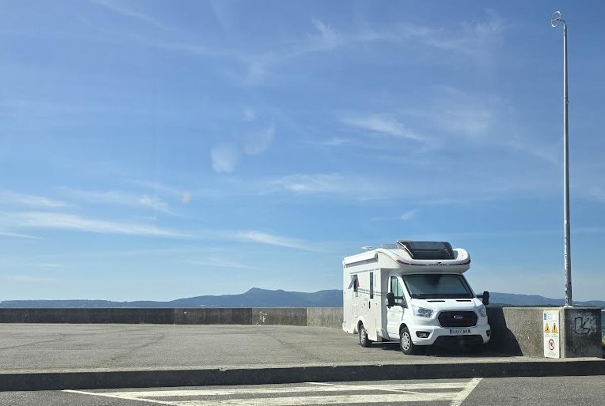 Una autocaravana detrás de las casetas de usos pesqueros de O Corgo.