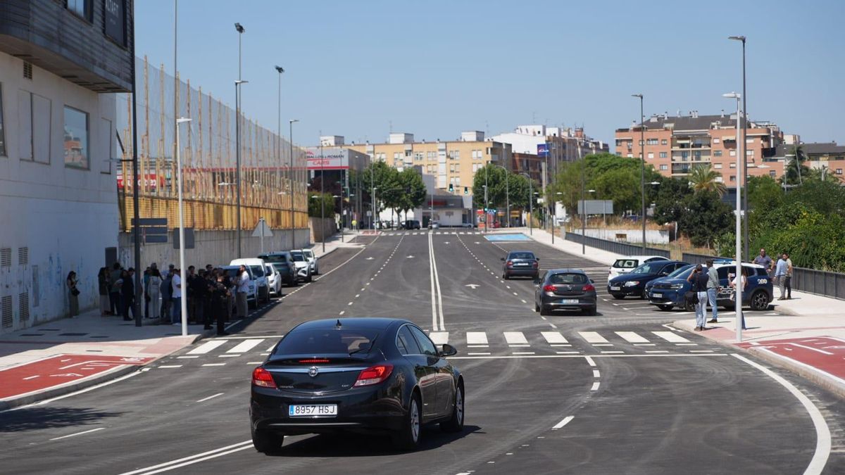 Los primeros vehículos circulan por el tramo final de la avenida Ricardo Carapeto tras su reapertura al tráfico este viernes.