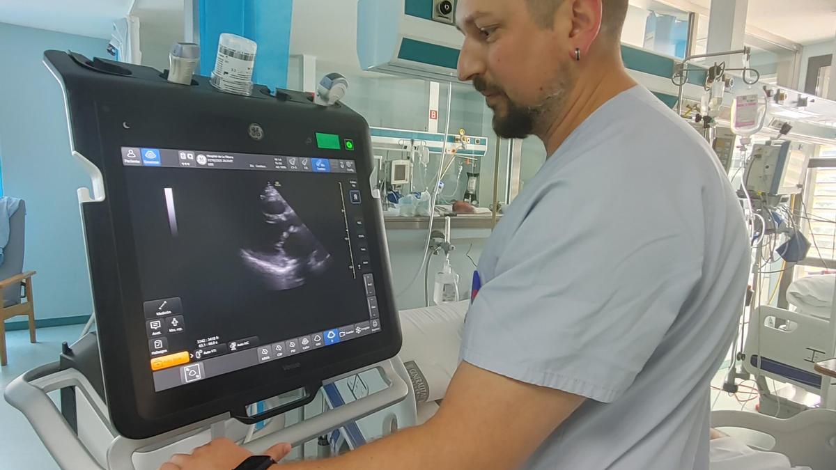 El doctor Víctor Gascón, ante un ecógrafo.