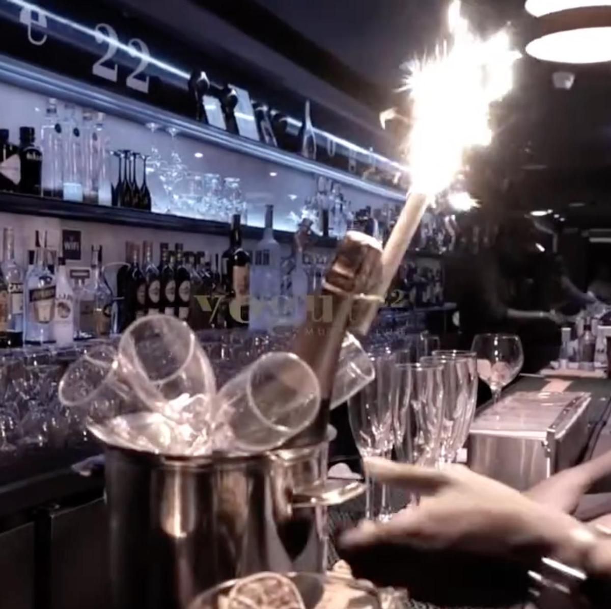 Una imagen de la promoción del local con bengalas en el interior