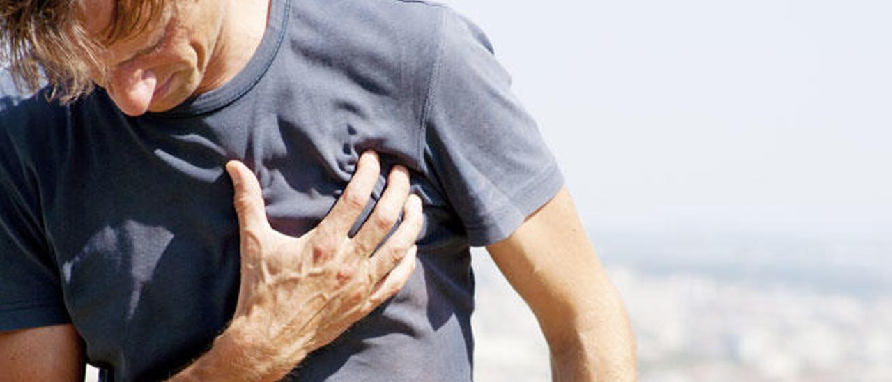 El dolor en el pecho es uno de los síntomas de un ataque al corazón.
