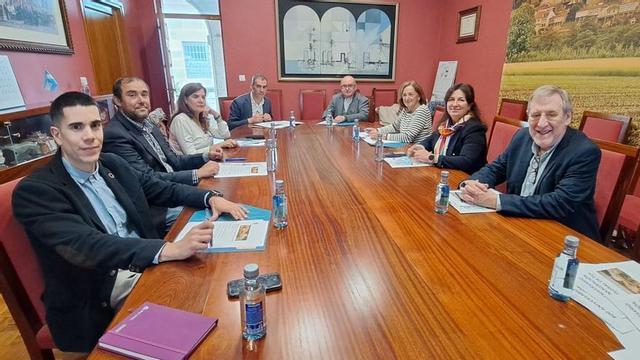 Representantes asistentes ayer a la constitución de la comisión del 800 aniversario de la catedral de Tui.