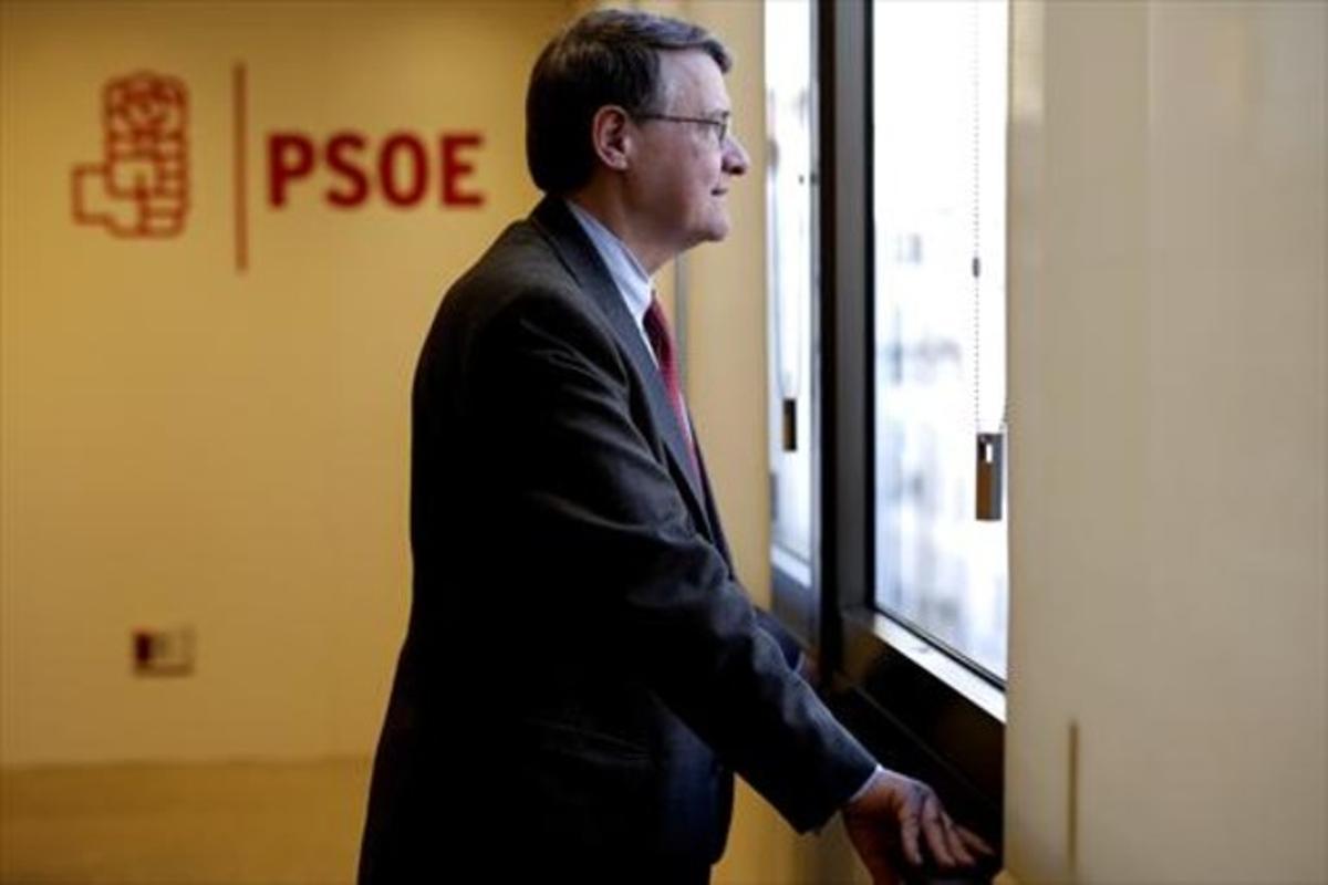 El exministro Jordi Sevilla, en la sede del PSOE en Madrid, durante la entrevista.