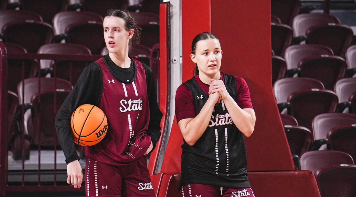 Lucía Lara, a la izquierda, con New Mexico State.