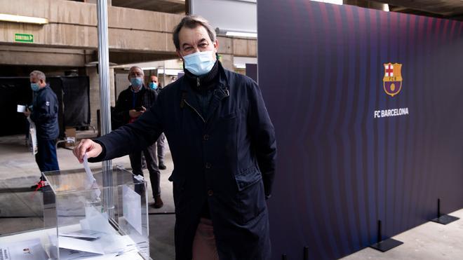 Artur Mas, ex presidente de la Generalitat, se acercó hasta el Camp Nou para votar