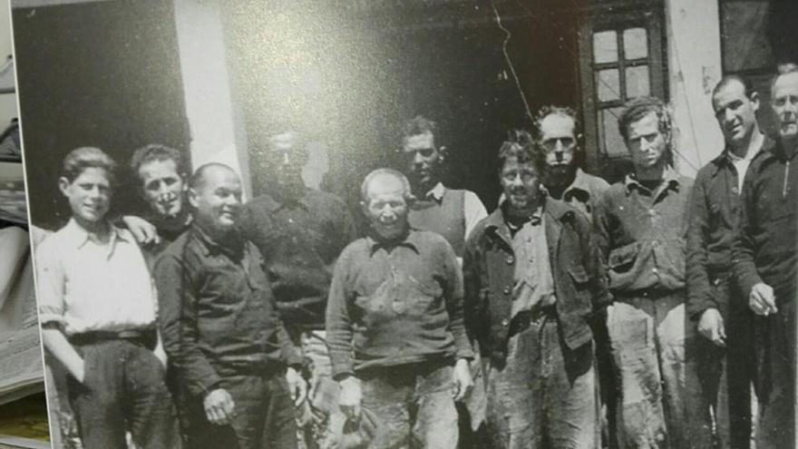 Un grup d&#039;homes del Port als anys 40 davant de l&#039;Hotel Comerç