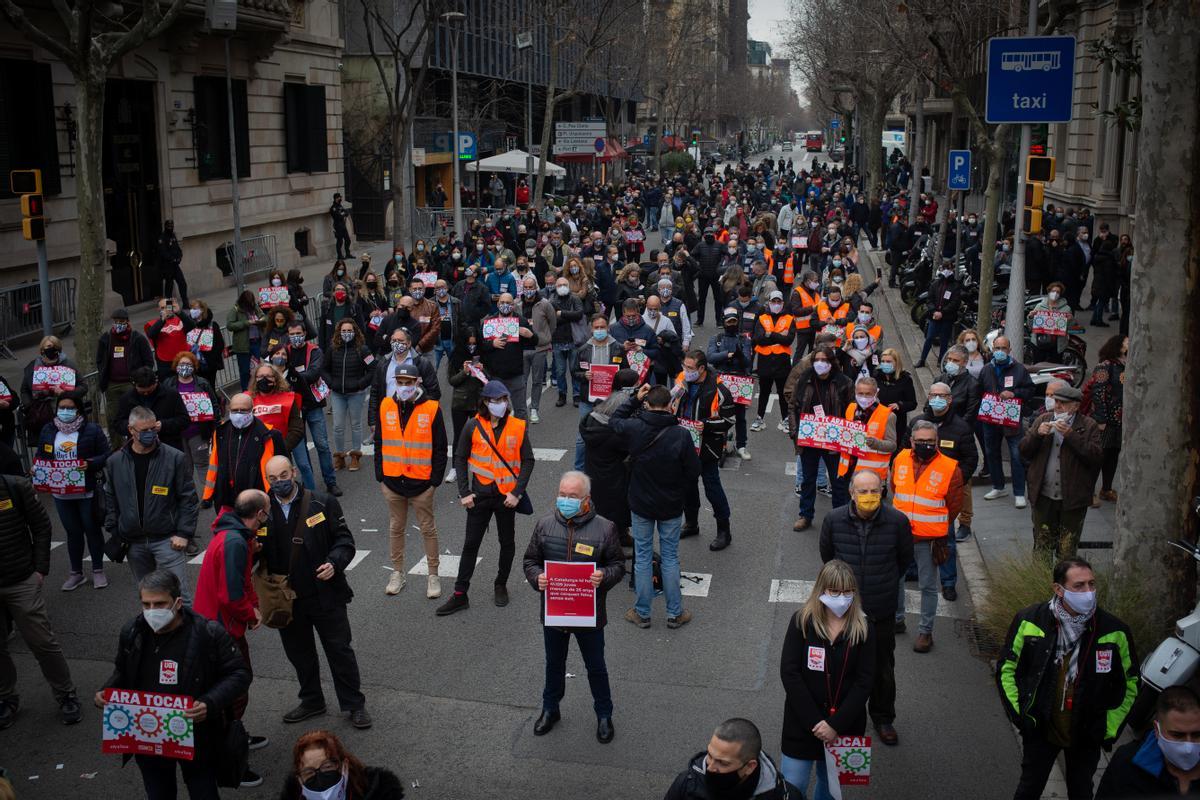 Sinidcalistas de CCOO y UGT, concentrados frente a la delegación del Gobierno en Barcelona.