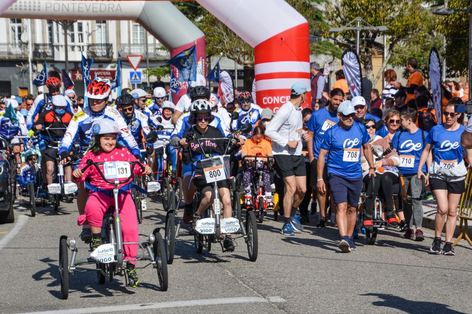 Salida de la carrera, con miembros de Discamino.