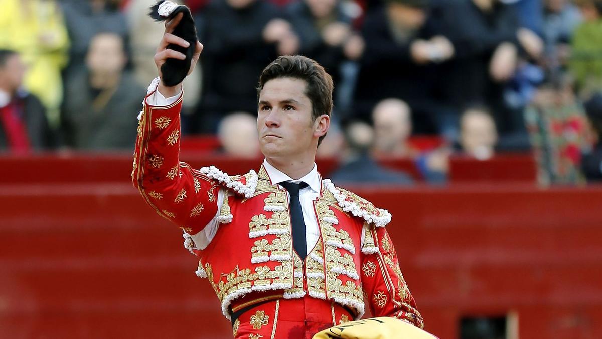  Luque ha vuelto por sus fueros y no está dispuesto a dejar escapar el tren que pasa por su puerta. 