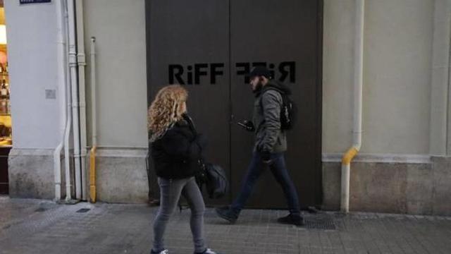 Una mujer mira las puertas del Riff, que permanece cerrado por decisión del dueño.