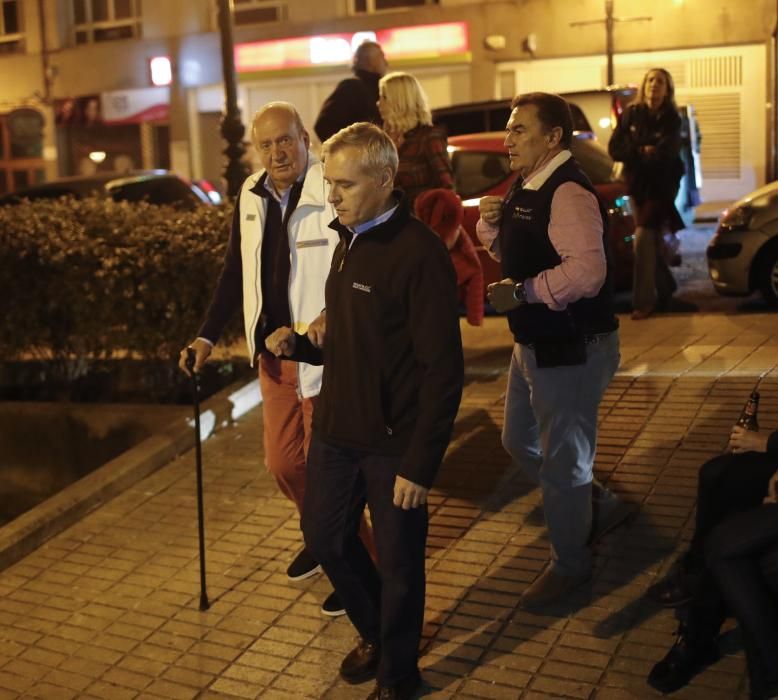 El rey emérito y la infanta Elena, a la salida del "choco" de Vigo donde cenaron // R. Grobas