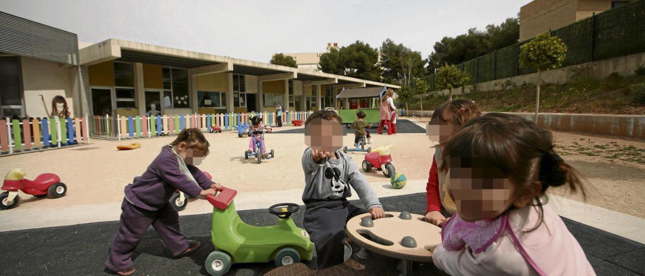 Un grupo de niños juega 
en el patio de una de las tres
escuelas infantiles municipales 
que hay en Benidorm.