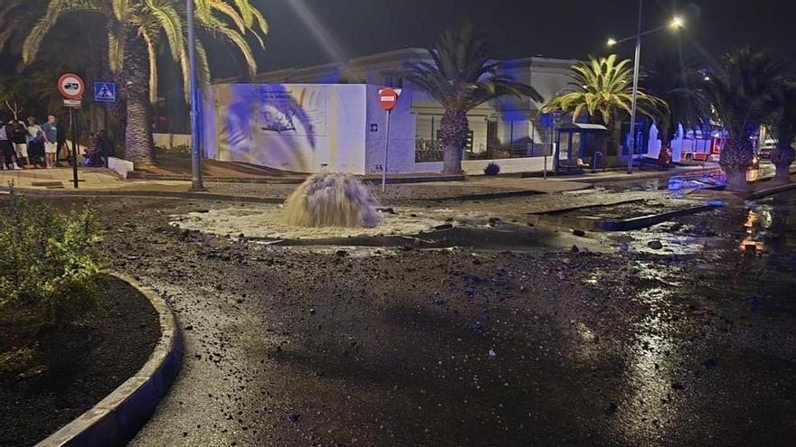 La rotura de una tubería de aguas fecales provoca una fuente de varios metros de altura e inundaciones en viviendas de Lanzarote