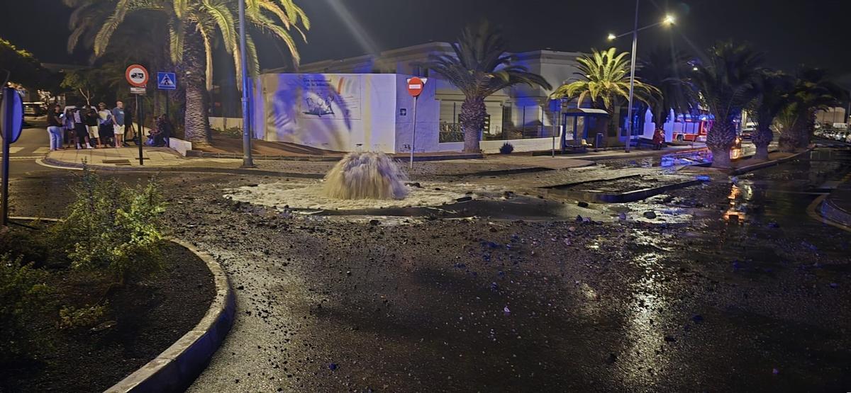 Rotura de una tubería de aguas fecales en la calle Tajaraste, en el barrio de Argana Alta, en Arrecife