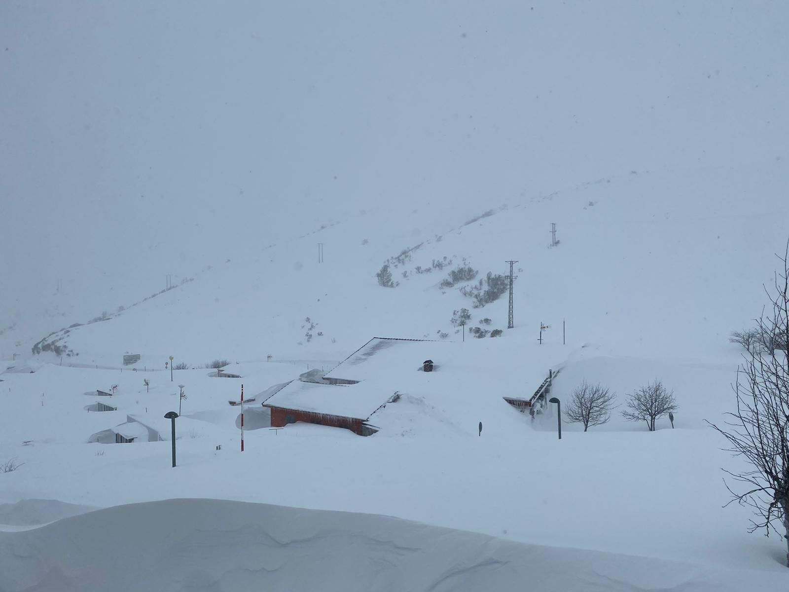 Más de dos metros de nieve: así se enfrentan los vecinos de Aller al temporal